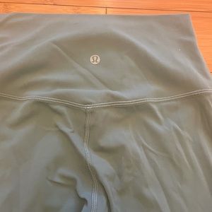Lululemon leggings 3/4 style leg. Size 4
